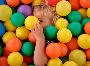 Niño jugando en piscina de bolas – Aventura Park