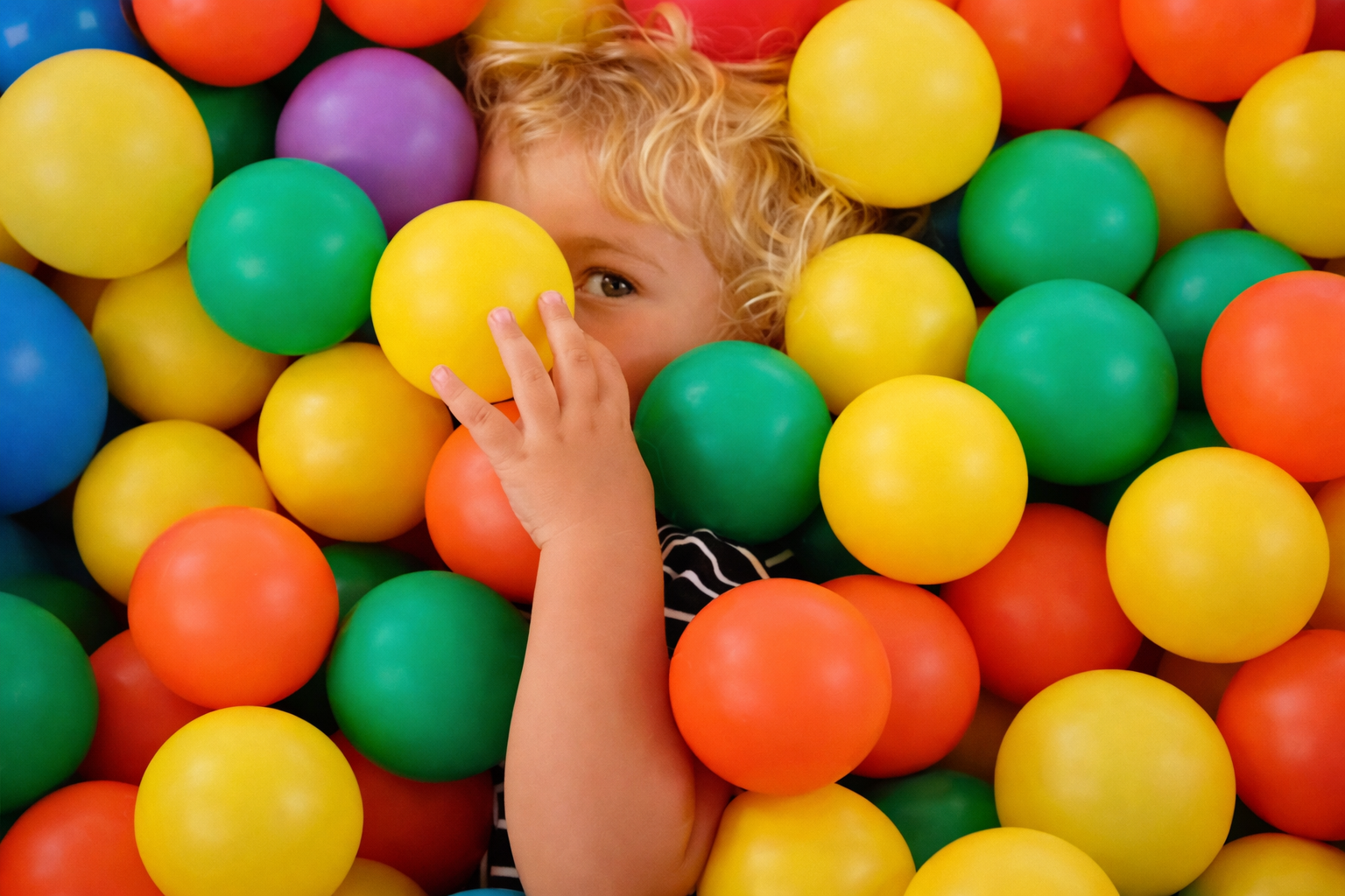 Niño jugando en piscina de bolas – Aventura Park